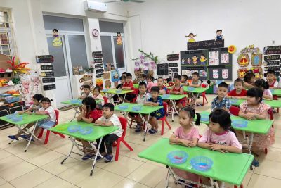 Hoạt động LQVT: Nhận biết, phân loại các hình: hình tròn, hình vuông, hình chữ nhật, hình tam giác. Thông qua hoạt động không chỉ giúp trẻ nhận biết và gọi đúng tên, biết đặc điểm của các hình cơ bản, biết phân biệt và so sánh các hình khác