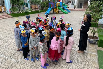 Hôm nay các bạn nhỏ lớp C5 được tham gia TCVĐ: “Cáo và Thỏ” trong hoạt động chơi ngoài trời