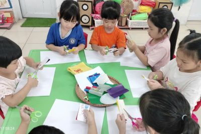 HOẠT ĐỘNG TẠO HÌNH: CẮT, DÁN ÁO BÉ TRAI – VÁY BÉ GÁI