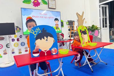 Đến với chủ đề Bản thân, lớp D5 chúng tớ được khám phá “Bé tìm hiểu các bộ phận và các giác quan trên cơ thể”