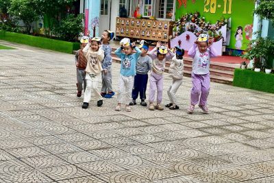 Hôm nay các con lớp E5 hoạt động Chơi Ngoài trời: TCVĐ: Cáo ơi ngủ à!