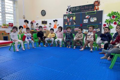 Lớp B2 thân mời quý phụ huynh cùng đón xem tiết học làm quen bài thơ “Vườn trẻ”.