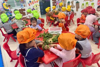 Kỹ năng sống – Tuốt rau ngót Lớp B4