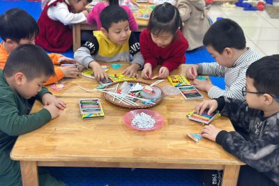 lớp B5 đã tham gia hoạt động tạo hình “Làm nhà ông già Tuyết”