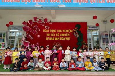 Hoạt động tạo hình: Làm bao lì xì của các bạn nhỏ lớp A5,C5., D5