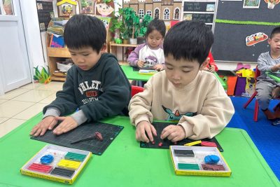 Nặn hoa đào cac con lớp E5 biết hoa đào là loài hoa đặc trưng của mùa xuân, ngày Tết.