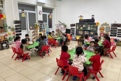 HĐ trải nghiệm: Trang trí cành hồng của các bạn nhỏ lớp C5.