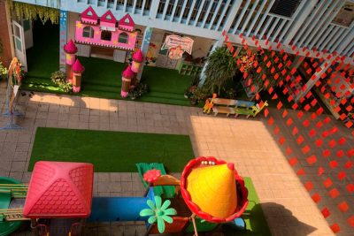 Hình ảnh sân trường có đồ chơi ngoài trời 2020-2025