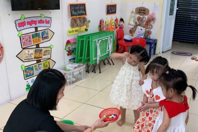 Hoạt động với đồ vật : dạy trẻ lắp ghép các hình thành vòng