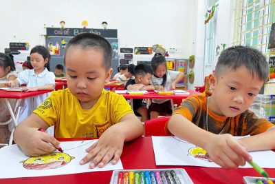 Đến với chủ đề “Bản thân” lớp D5 chúng tớ hôm nay học vẽ “ Vẽ chân dung của bé”!