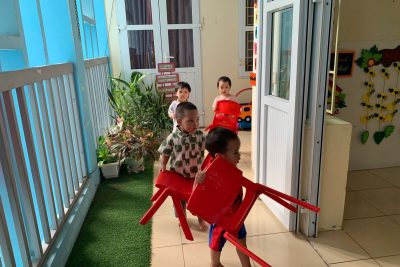 Kỹ năng sống: Dạy trẻ bê ghê bằng hai tay