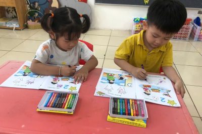 Các bạn nhỏ lớp A3 tiếp tục được cô rèn các kỹ năng cách cầm bút, tư thế ngồi học ngay ngắn…qua hoạt động làm quen với toán: Đếm, nhận biết 2