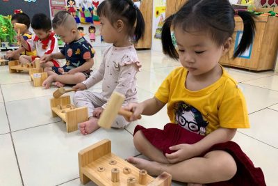 Dạy trẻ kỹ năng : Đóng cọc bàn gỗ của các em bé lớp A2