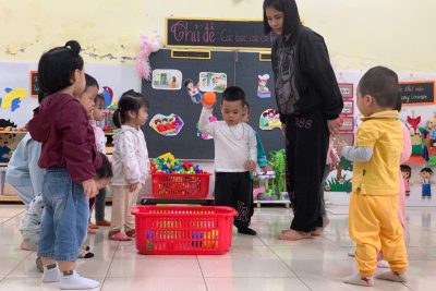 Hoạt động thể chất :Ném bóng trúng đích các con lớp A2