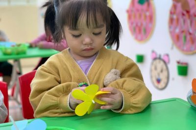 Hoạt động trải nghiệm lớp A2 : Dạy trẻ làm hoa kẹo mút tặng cô giáo .