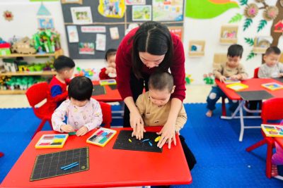 Tạo hình: “Nặn đôi đũa ”