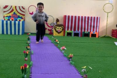 Lớp B4 thể dục: Đi bước lùi liên tiếp khoảng 4m