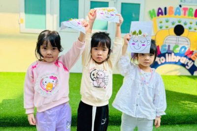 Hôm nay nắng đẹp. Đàn chim ri chim chích lớp A4 đc ra sân chơi động ngoài trời “nhặt lá vàng