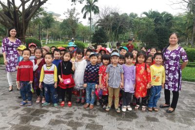 Hình ảnh trẻ tham quan di tích lịch sử của đại phương, trẻ tham quan trải nghiệm