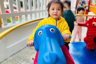 Chơi ngoài trời ngày hôm nay các con lớp B3 đã được :” Vẽ theo ý thích “