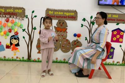 “Các nghề phổ biến” và nhận phiếu bé ngoan lớp D4