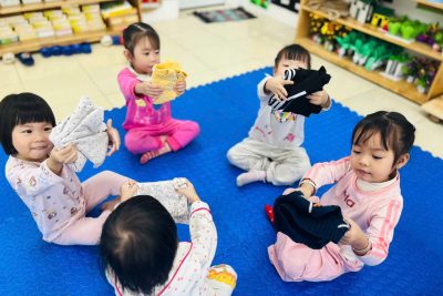 Dạy trẻ kỹ năng gấp quần áo lớp B3