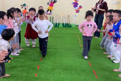 HOẠT ĐỘNG GIÁO DỤC THỂ CHẤT: “Đi nối bàn chân tiến lùi “