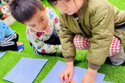 Nhặt lá vàng làm đồ chơi lớp A4