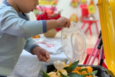 Hoạt động trải nghiệm lớp A2: Dạy trẻ bóc vỏ quýt