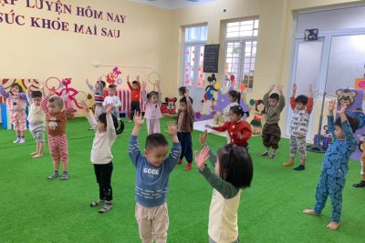 THỂ DỤC: Chạy thay đổi tốc độ theo hiệu lênh theo vật chuẩn. BTPTC: Tập kết hợp theo bài: Đu quay Trò Chơi: Ai nhanh nhất