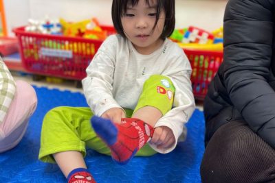 kỹ năng đi tất của các bạn nhỏ lớp D3