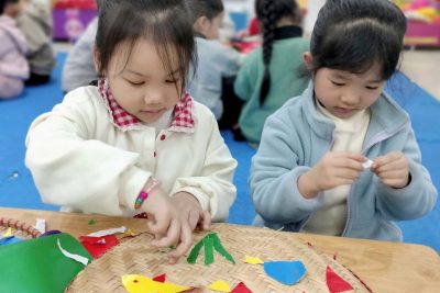 HĐH: TẠO HÌNH: ”XÉ DÁN ĐÀN CÁ.” lớp A5