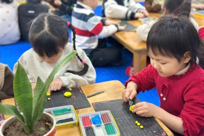 Hoạt động học “ nặn con vật bé thích” của các bạn nhỏ lớp B5