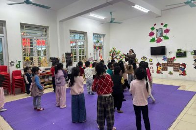 Hoạt động trải nghiệm “Chăm sóc người ốm” của các bạn nhỏ lớp D5