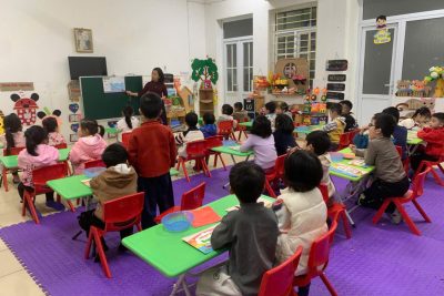 hoạt động: “Xé dán con cá“ lớp C5