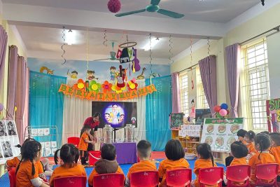 Trường Mầm non Hai Bà Trưng đã tổ chức sinh hoạt chuyên môn theo hướng nghiên cứu bài học với nội dung:Hoạt động học vẽ con gà trống, Hoạt động góc, Rửa tay, rửa mặt và tổ chức bữa ăn cho trẻ.