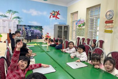 Hoạt động khám phá môi trường xung quanh với chủ đề Động vật sống trong rừng tại phòng học thư viện Lớp B5