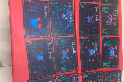 Hoạt động tạo hình: “Nặn con cua” của các bạn nhỏ lớp D5