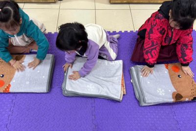 Hôm nay các bạn nhỏ lớp C5 đã dùng đôi bàn tay nhỏ khéo léo của mình để gấp những chiếc chăn vuông vắn đấy!!!