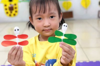Với đôi bàn tay nhỏ xinh, hôm nay các bé lớp C5 đã cùng nhau tạo nên những chú chuồn chuồn đầy màu sắc từ thìa sữa chua.