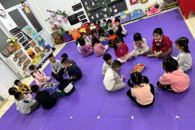 Hôm nay các bé lớp C5, E5 đã cùng nhau tham gia vào hoạt động LQVT: So sánh chiều dài 3 đối tượng