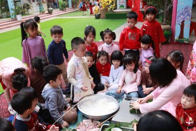 Hoạt động trải nghiệm: Gói bánh chưng – Lớp B4