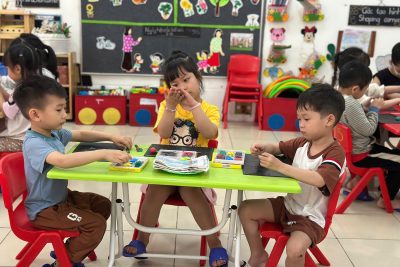 Hoạt động tạo hình của lớp A5, D5, B5: “Nặn một số loại quả”.