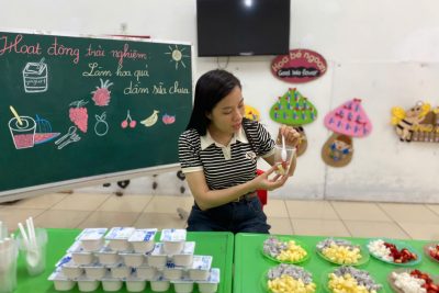 Các bạn nhỏ lớp A5 đã có buổi trải nghiệm làm sữa chua dầm hoa quả thật vui và hào hứng