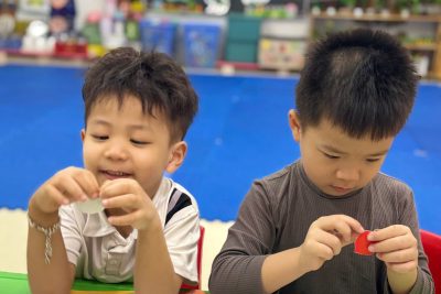 Các bạn nhỏ lớp A4 học Hoạt động tạo hình: “Xé, dán quả”.