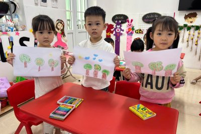 Các con lớp C4 được tham gia hoạt động tạo hình vẽ cây xanh.