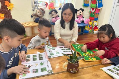 Các con lớp A3, E5 nay được hoạt động tại phòng thư viện: