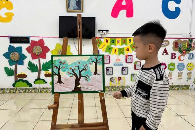 Các con lớp E5 hoạt động tạo hình: Vẽ vườn cây ăn quả ( ĐT)