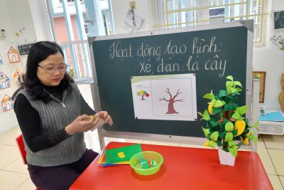 Hoạt động tạo hình: Xé, dán lá cây của các con lớp A3.