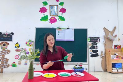 Hoạt động tạo hình: In hình lá cây của các con lớp D5